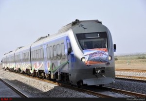 تشکیل-قطار-امداد-برای-انتقال-آذوقه-و-امکانات-به-مناطق-سیل‌زده
