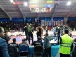 درگیری-در-جام-تختی-حمله-برادر-و-مربی-محمدرضا-گرایی-به-داوران
