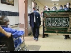 پرچم-متبرک-حرم-امام-رضا-ع-به-بیمارستان-امام-حسین-ع-اهدا-شد