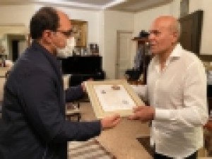 جمشید-هاشم-پور-گواهینامه-درجه-یک-هنری-گرفت
