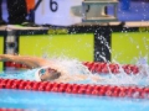 شاهین-ایزدبار-پس-از-۸-ماه-تعطیلی-استخرها،-به-آب-زد