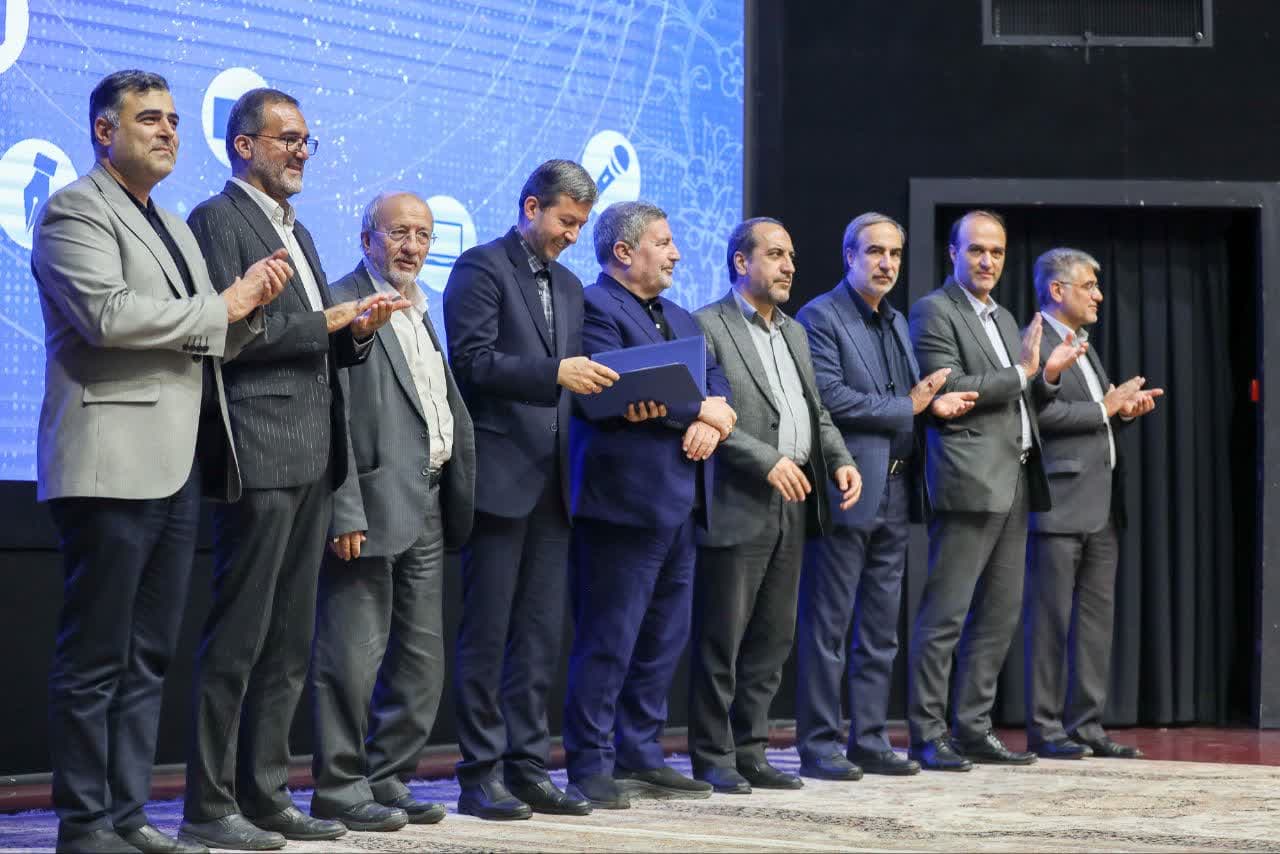 میزبانی در اصفهان، تصمیم گیری در تهران