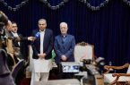 اینجا هستم تا نامه ویژه‌ای را به  آیت‌الله خامنه‌ای تحویل دهم