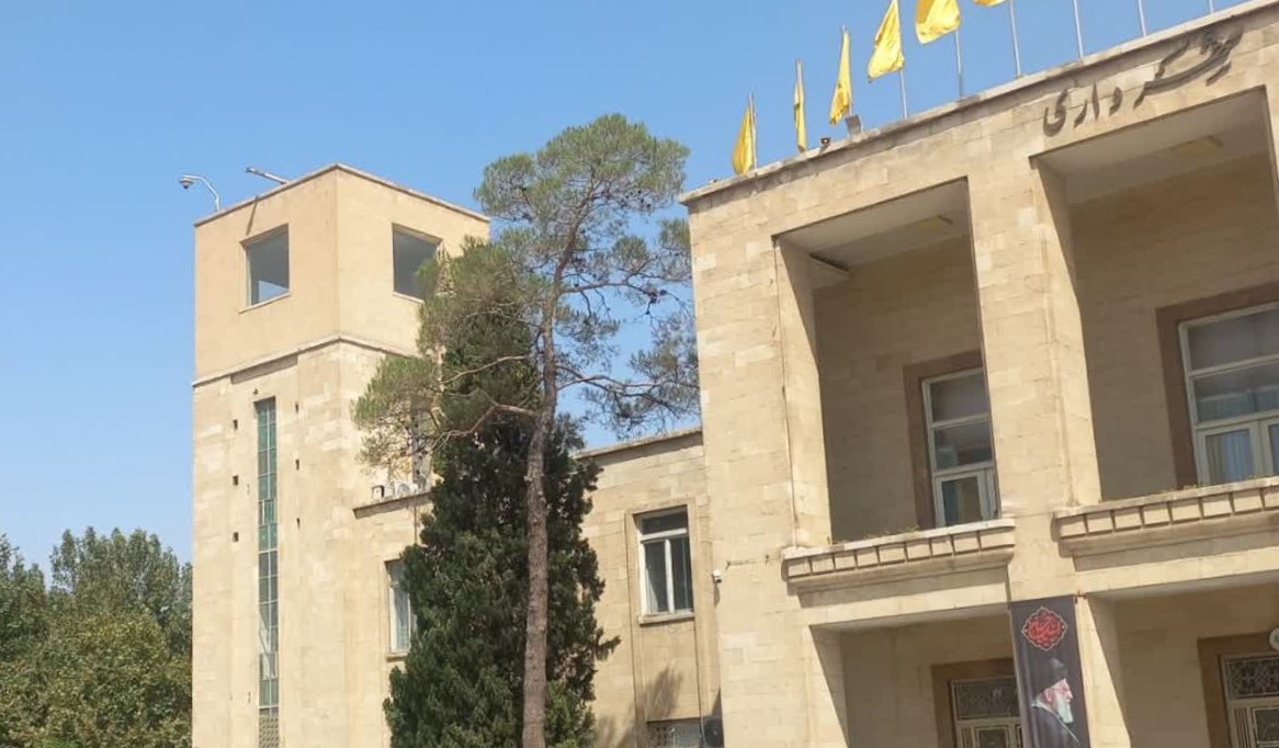 ساعت برج شهرداری اصفهان دوباره پایین آمد