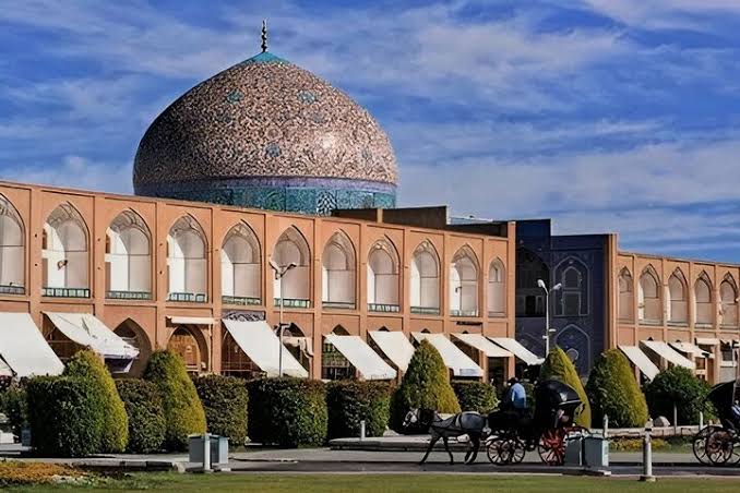 ادامه عملیات مرمت گنبد مسجد شیخ لطف‌الله با حمایت خیرین
